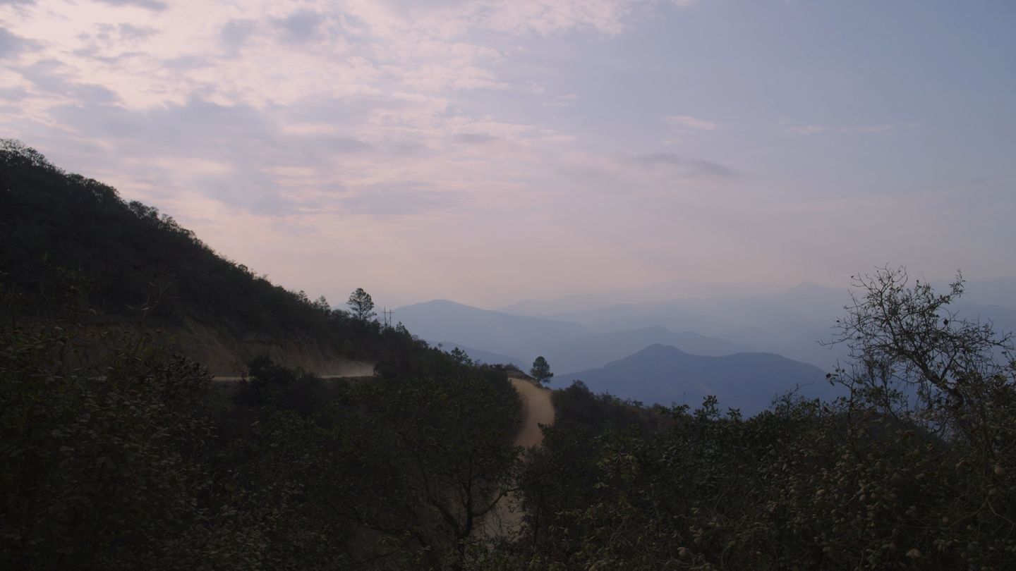 Cordillera al crepúsculo, en capas de azul.