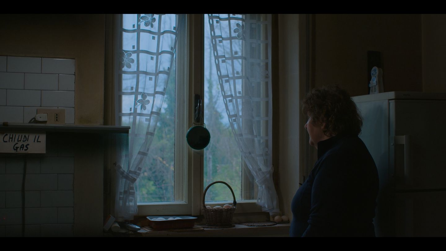 Dos mujeres conversan; las manos de una sostienen las de la otra.